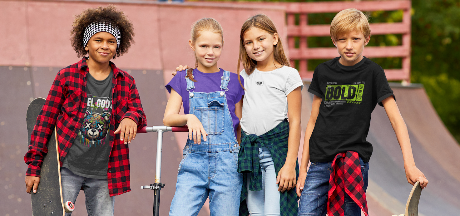 vier Kinder beim Skatepark mit Streetwear T-Shirts von KSB Brnd.